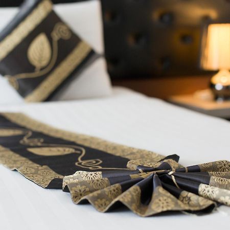 Hemingways Silk Hotel Patong Bagian luar foto