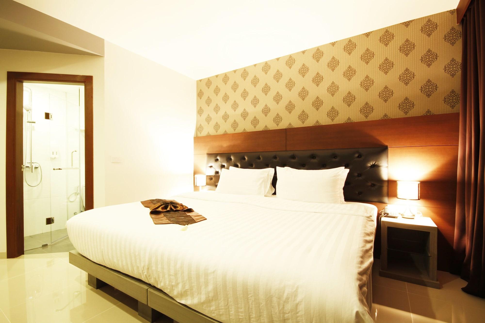 Hemingways Silk Hotel Patong Bagian luar foto