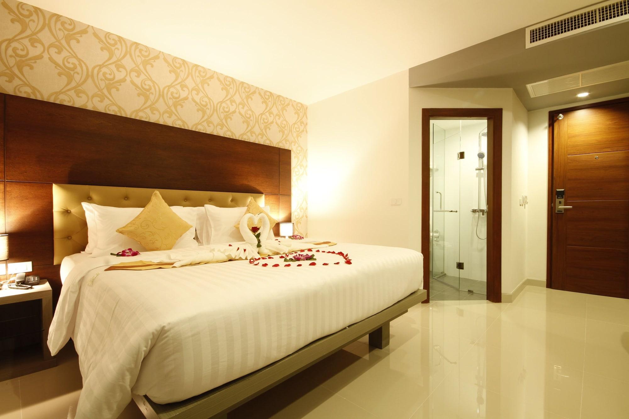 Hemingways Silk Hotel Patong Bagian luar foto