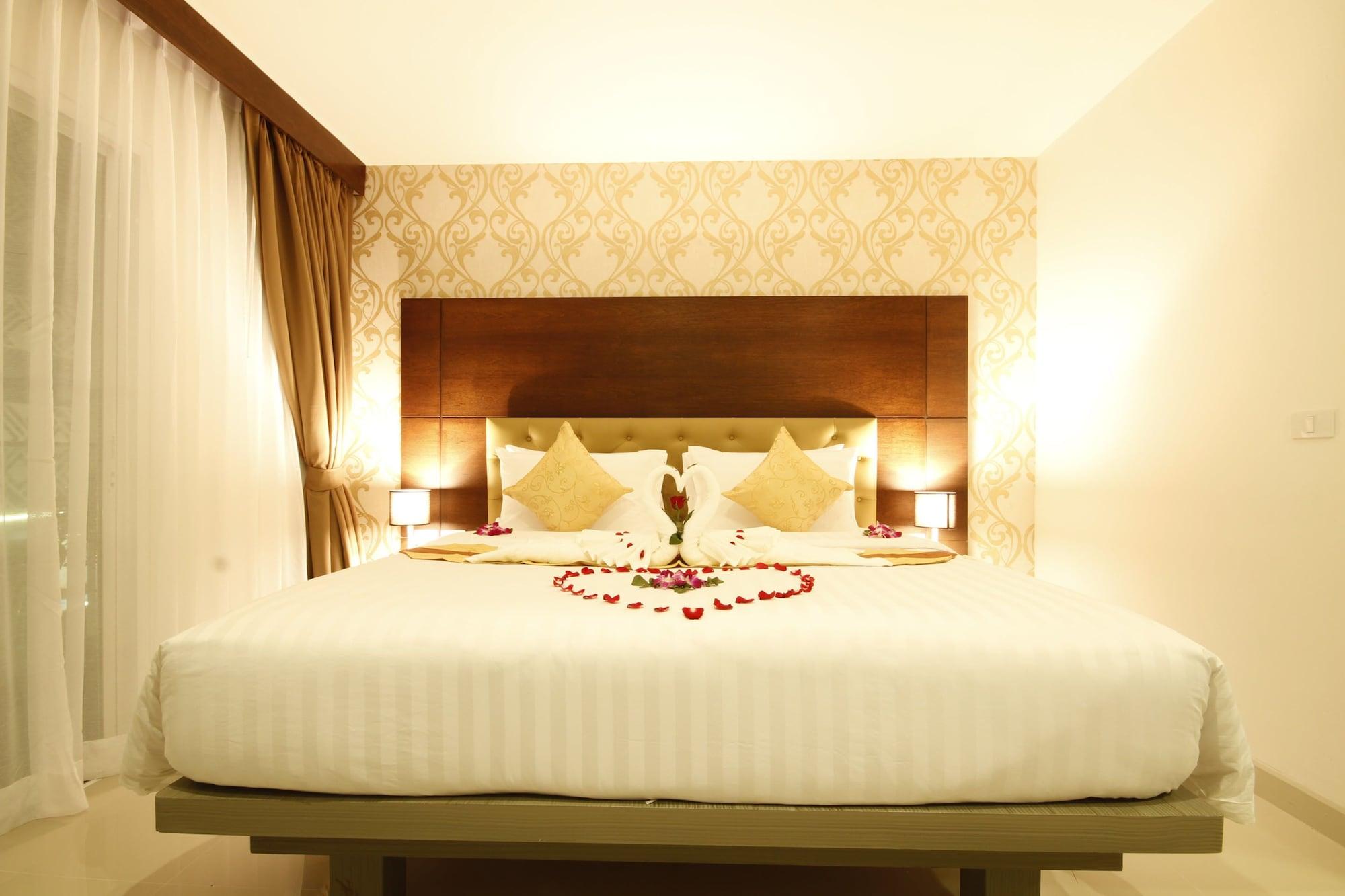 Hemingways Silk Hotel Patong Bagian luar foto