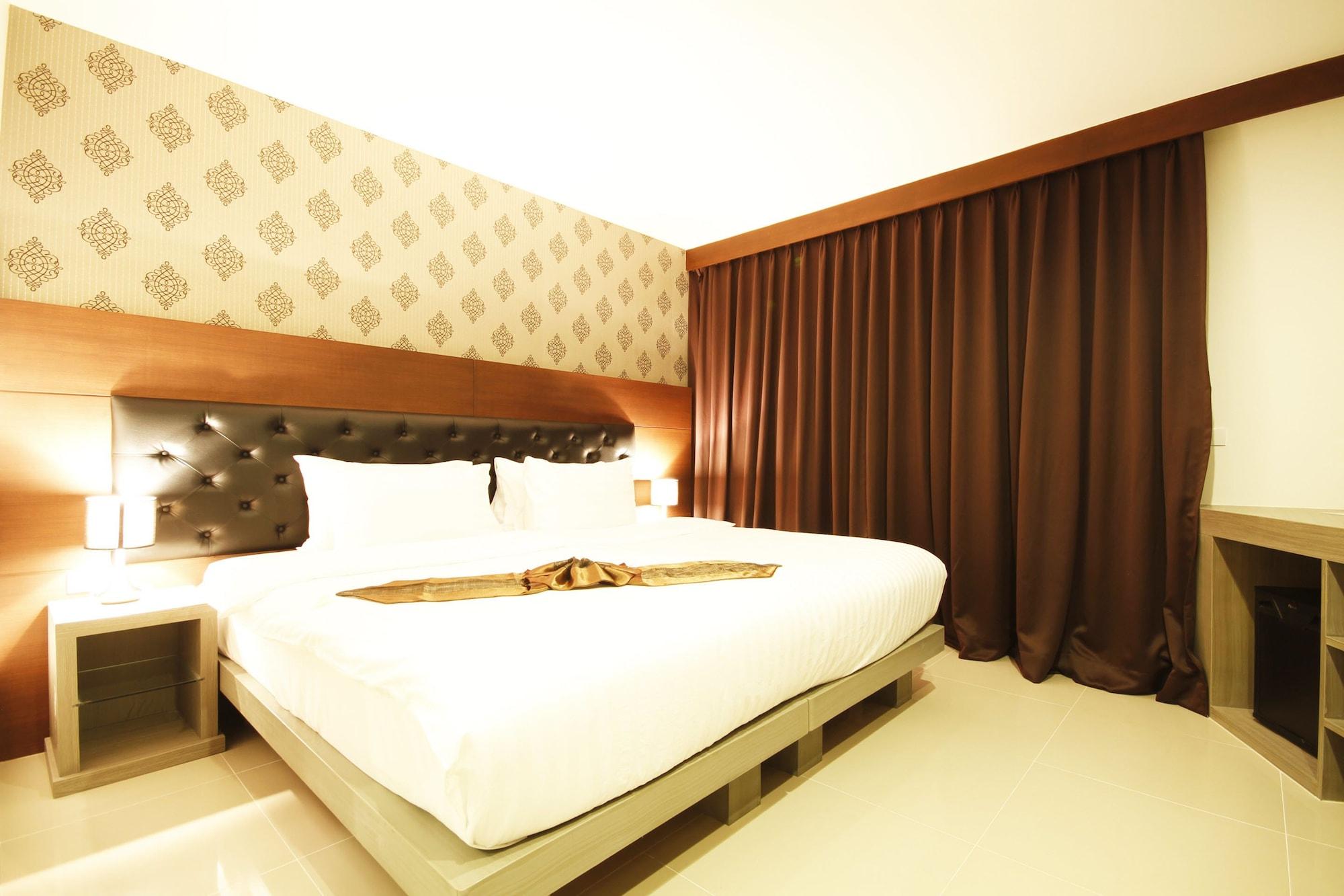 Hemingways Silk Hotel Patong Bagian luar foto