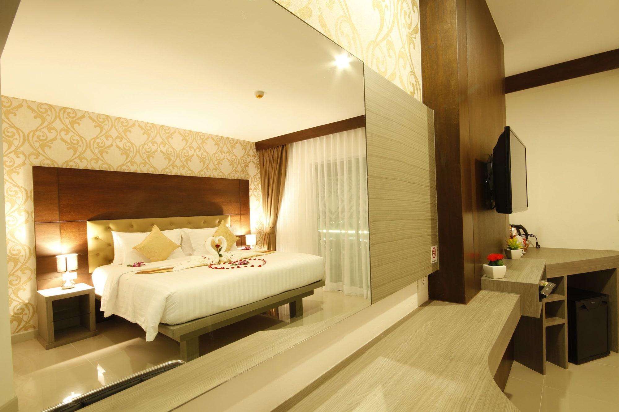 Hemingways Silk Hotel Patong Bagian luar foto
