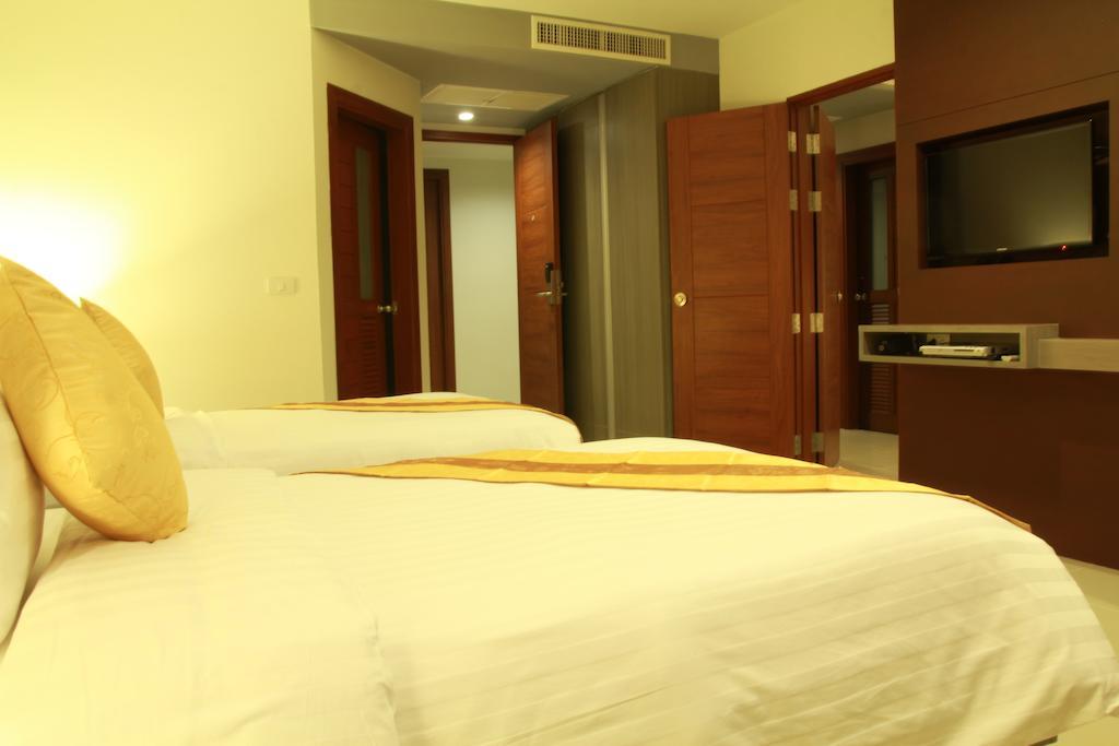 Hemingways Silk Hotel Patong Bagian luar foto