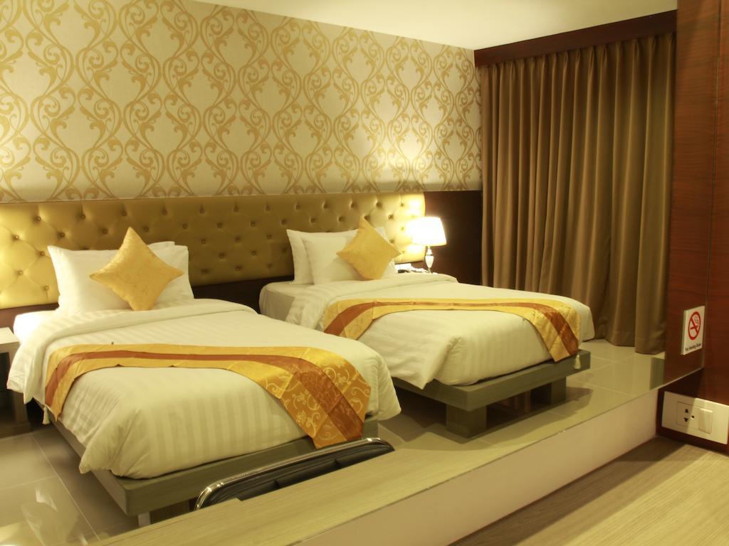 Hemingways Silk Hotel Patong Bagian luar foto