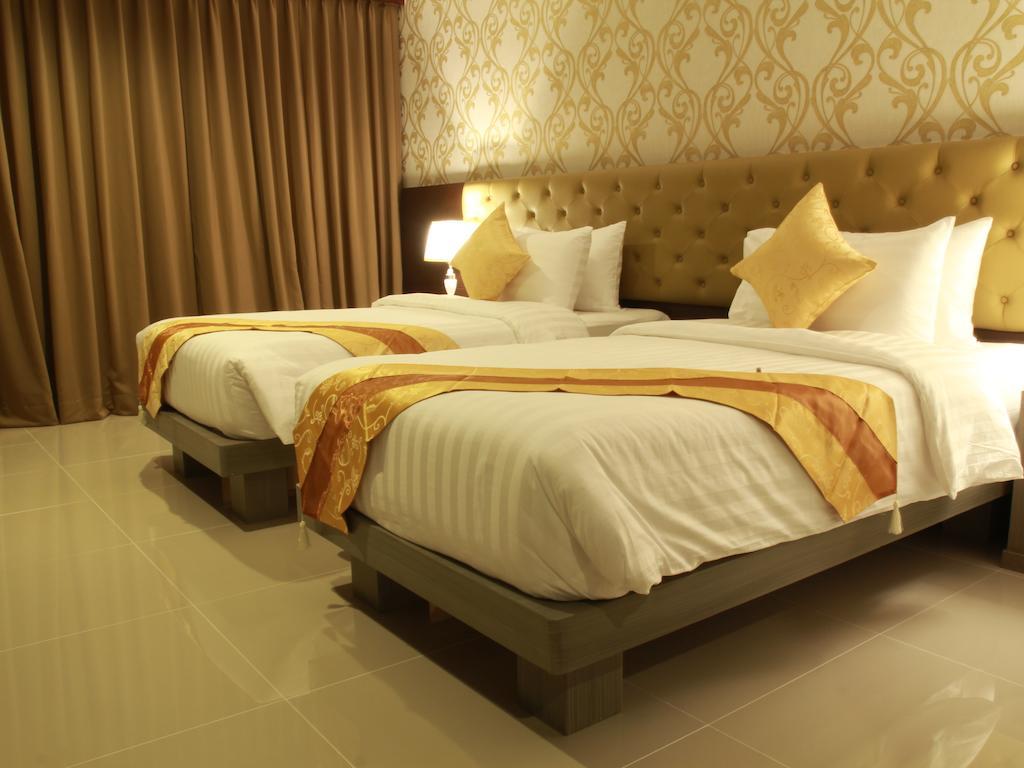 Hemingways Silk Hotel Patong Bagian luar foto