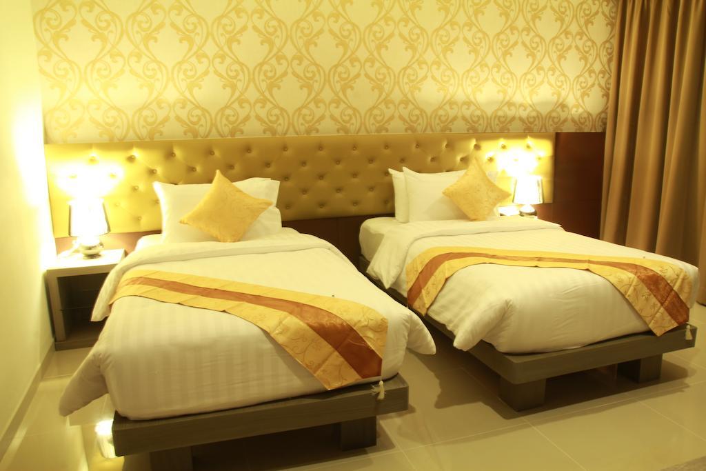 Hemingways Silk Hotel Patong Bagian luar foto