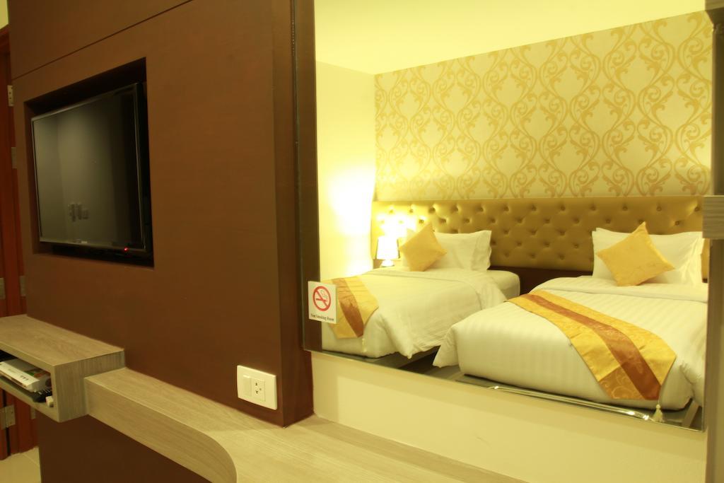 Hemingways Silk Hotel Patong Bagian luar foto