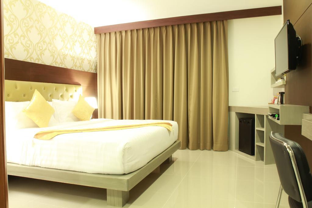 Hemingways Silk Hotel Patong Bagian luar foto