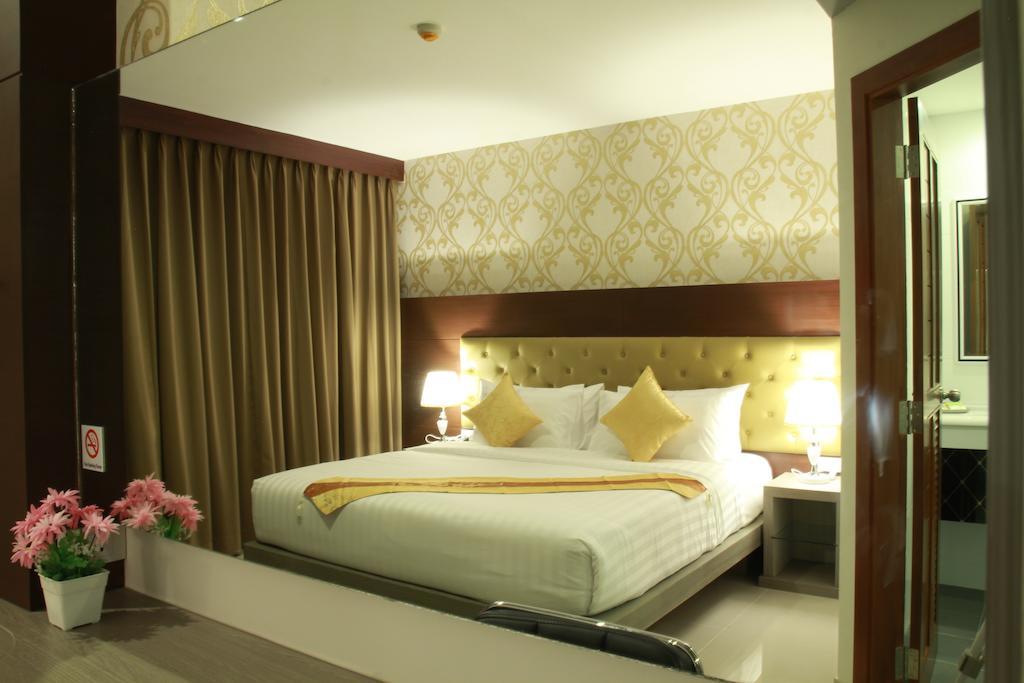 Hemingways Silk Hotel Patong Bagian luar foto