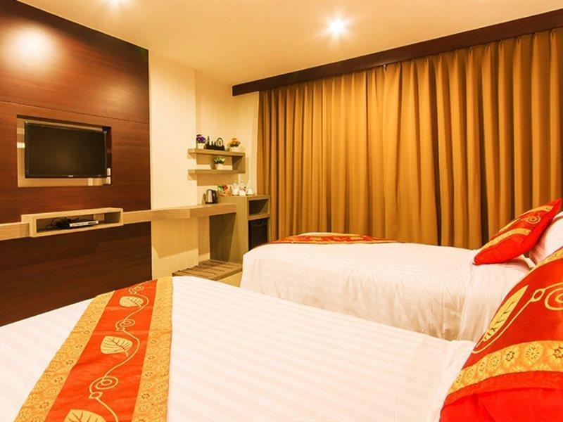 Hemingways Silk Hotel Patong Bagian luar foto