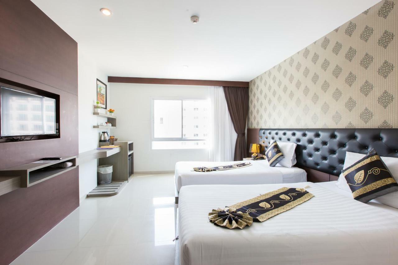 Hemingways Silk Hotel Patong Bagian luar foto