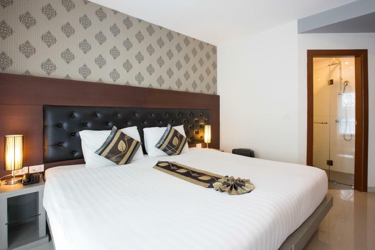 Hemingways Silk Hotel Patong Bagian luar foto