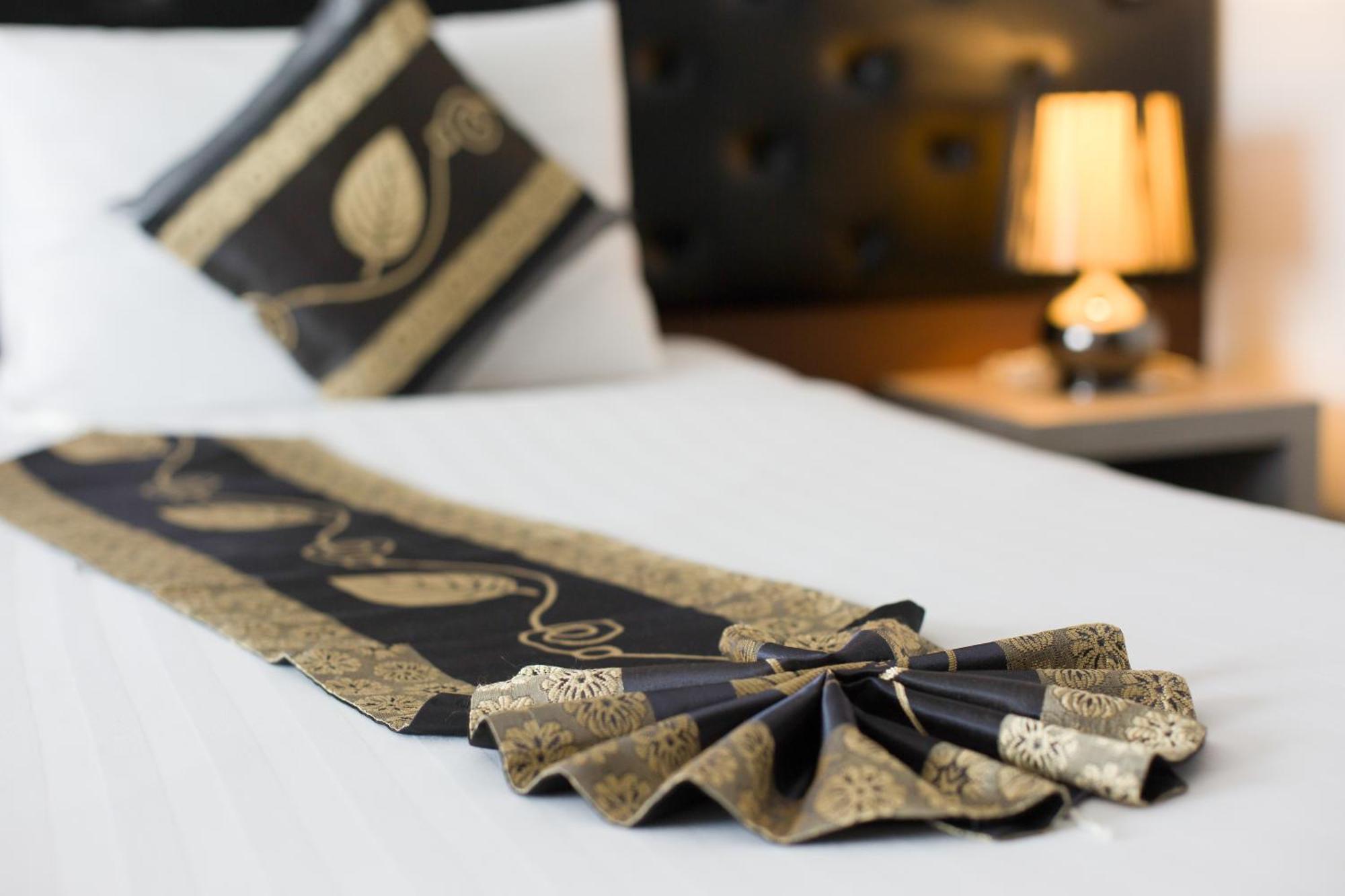 Hemingways Silk Hotel Patong Bagian luar foto