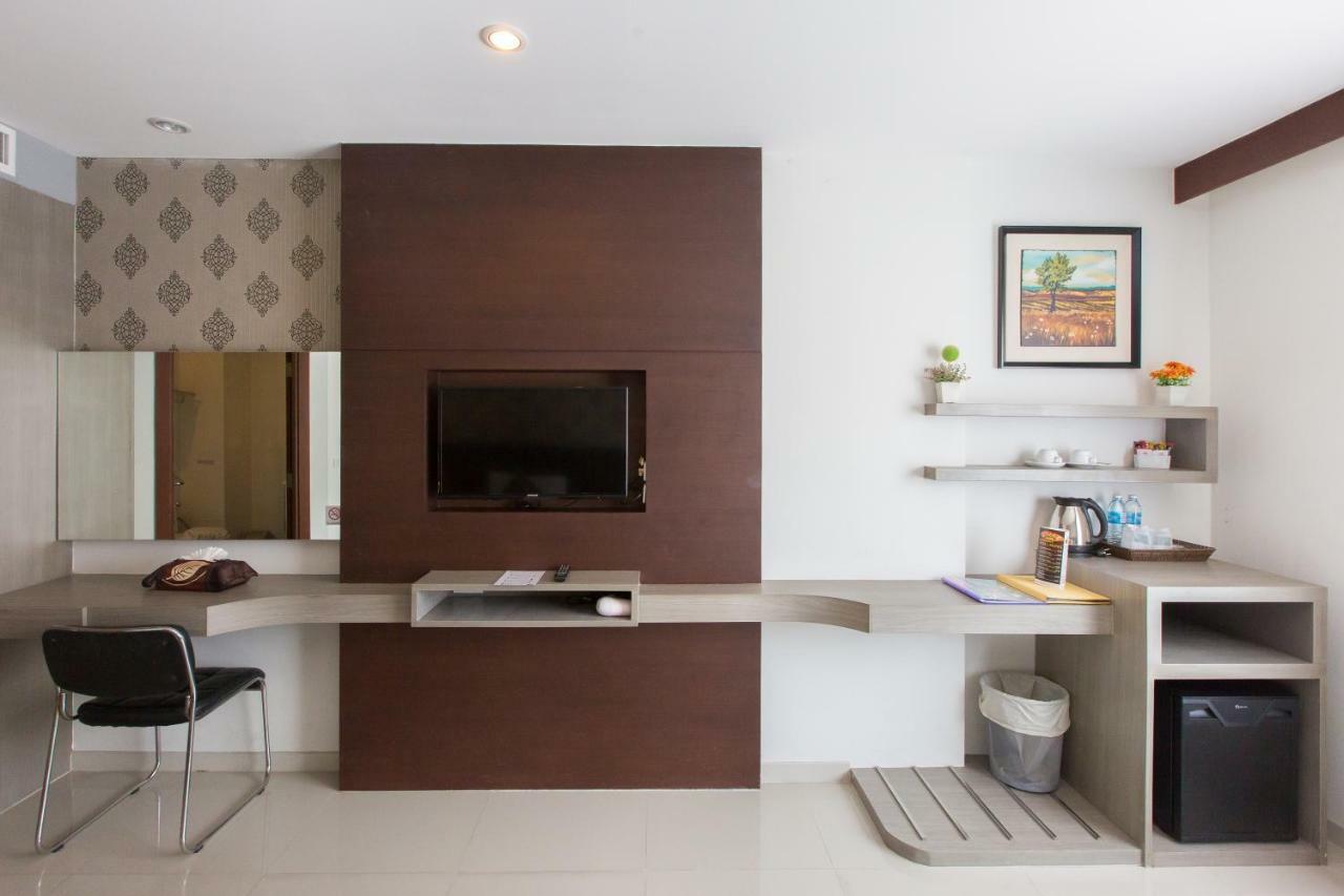 Hemingways Silk Hotel Patong Bagian luar foto