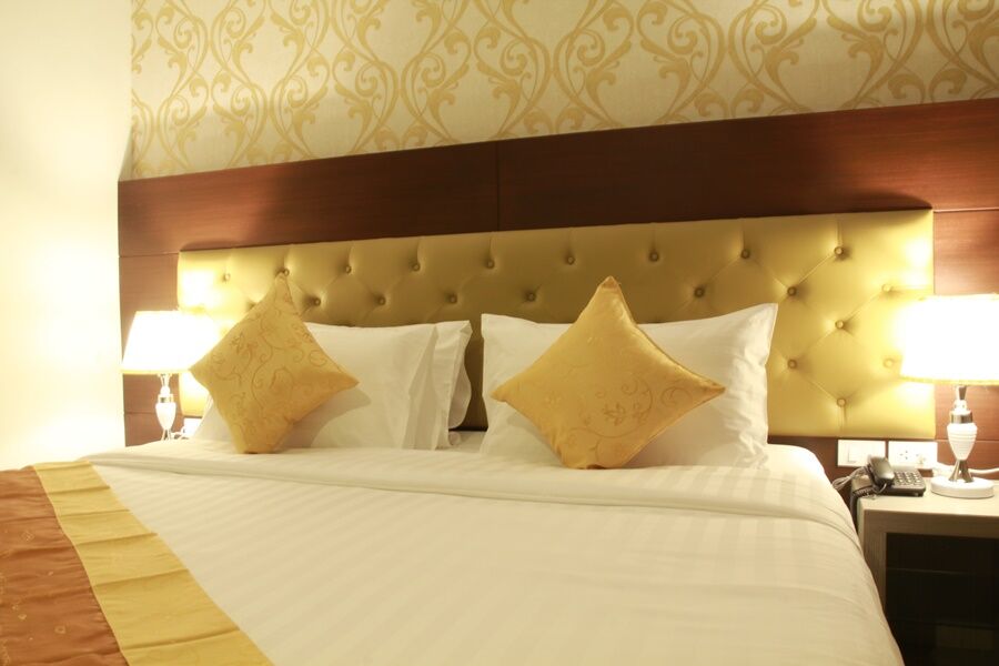 Hemingways Silk Hotel Patong Bagian luar foto