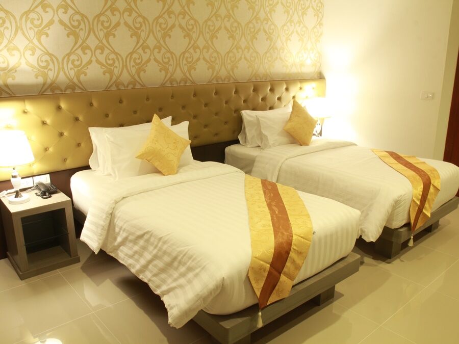 Hemingways Silk Hotel Patong Bagian luar foto