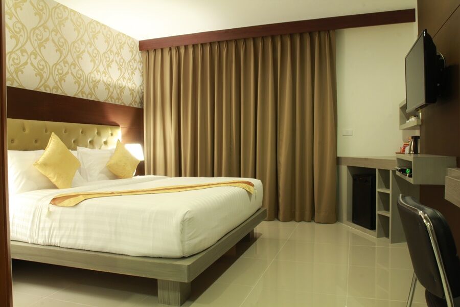Hemingways Silk Hotel Patong Bagian luar foto