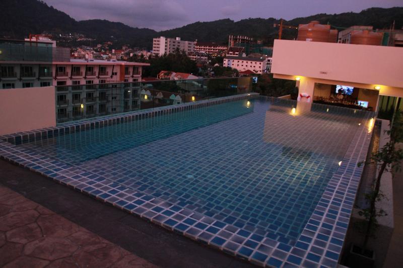 Hemingways Silk Hotel Patong Bagian luar foto