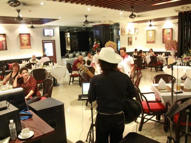 Hemingways Silk Hotel Patong Bagian luar foto