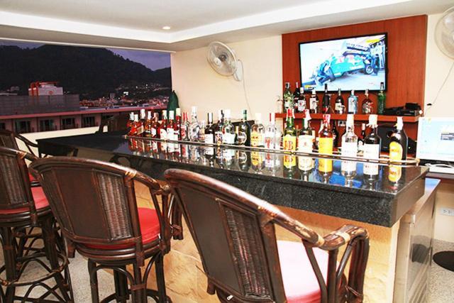 Hemingways Silk Hotel Patong Bagian luar foto